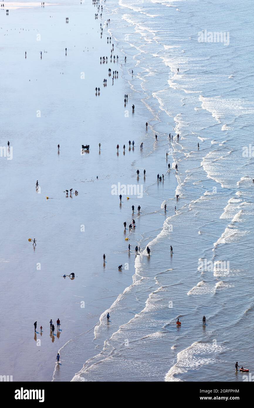 Francia, Vendee, Bretignolles sur Mer, escursionisti e bagnanti sulla spiaggia (vista aerea) Foto Stock