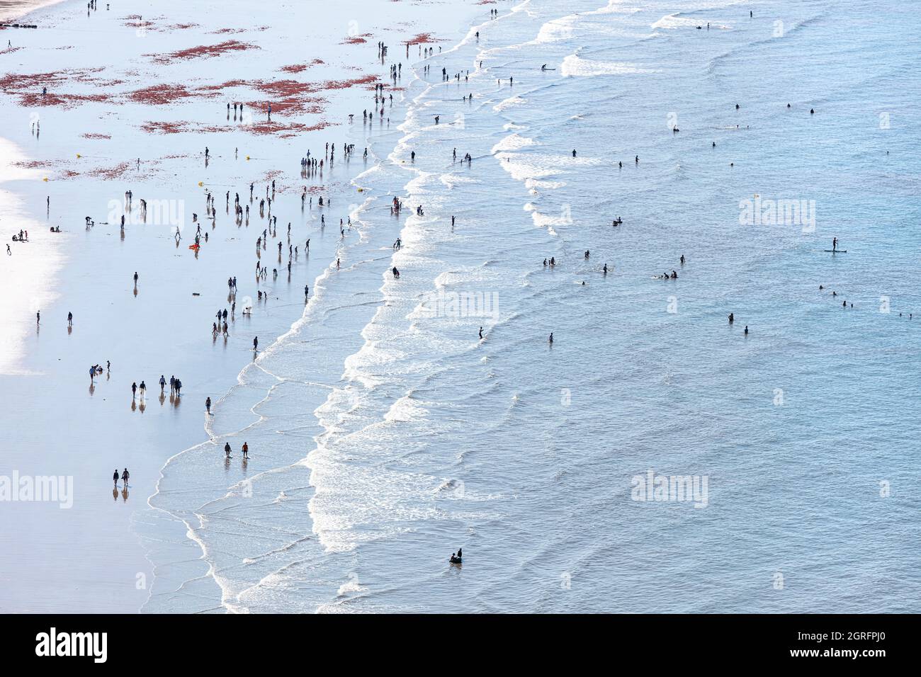 Francia, Vendee, Bretignolles sur Mer, escursionisti e bagnanti sulla spiaggia (vista aerea) Foto Stock