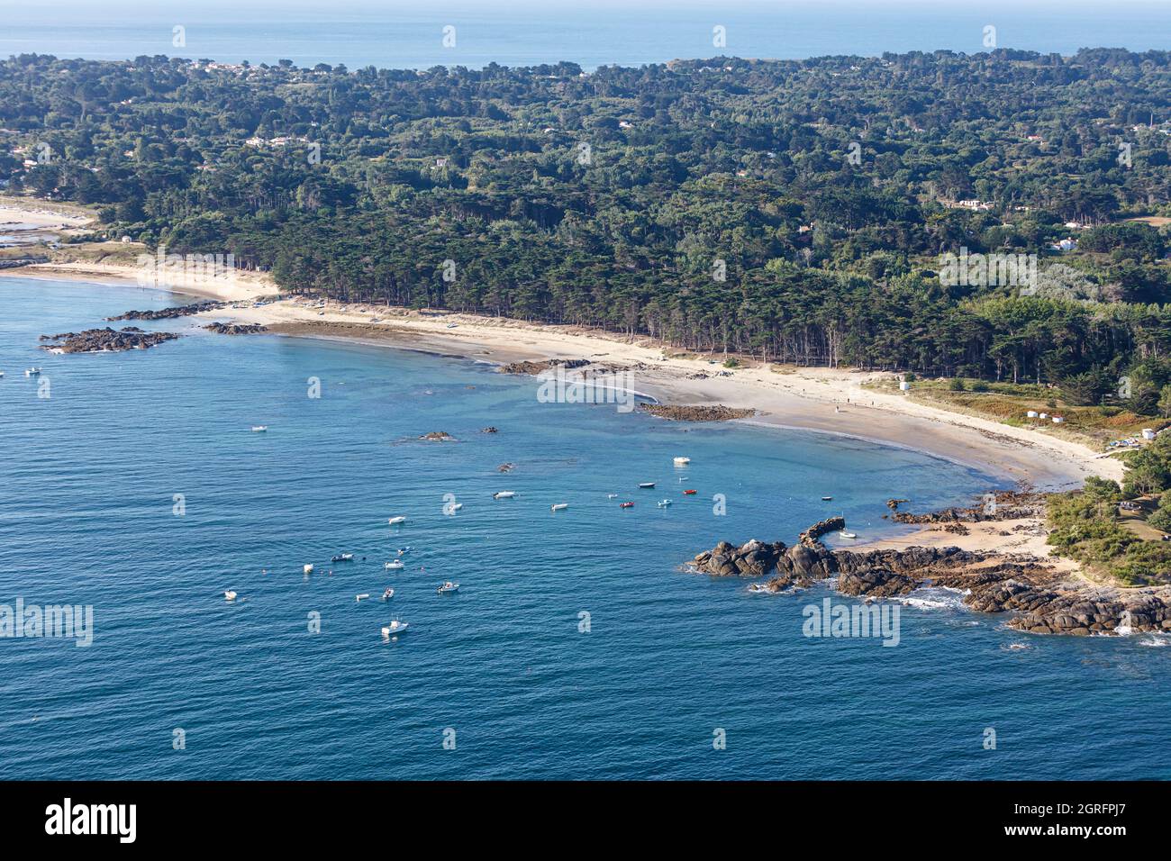 Francia, Vendee, Ile d'Yeu, la spiaggia di Sapins (vista aerea) Foto Stock