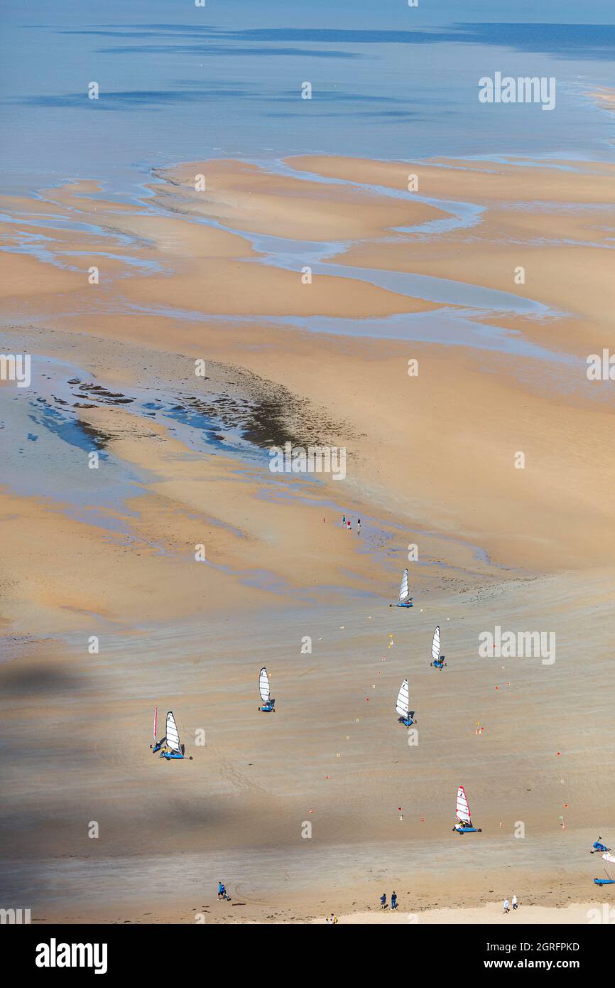 Francia, Vendee, la barre de Monts, vela sulla spiaggia (vista aerea) Foto Stock