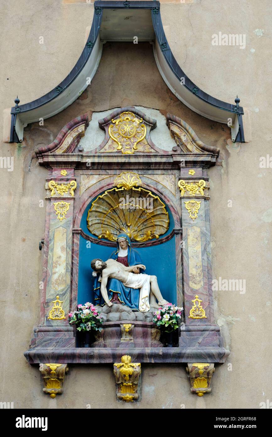 Francia, Bas Rhin, Molsheim, Place du Marche, fienile decima dei Canoni del 17 ° secolo, facciata, pieta Foto Stock