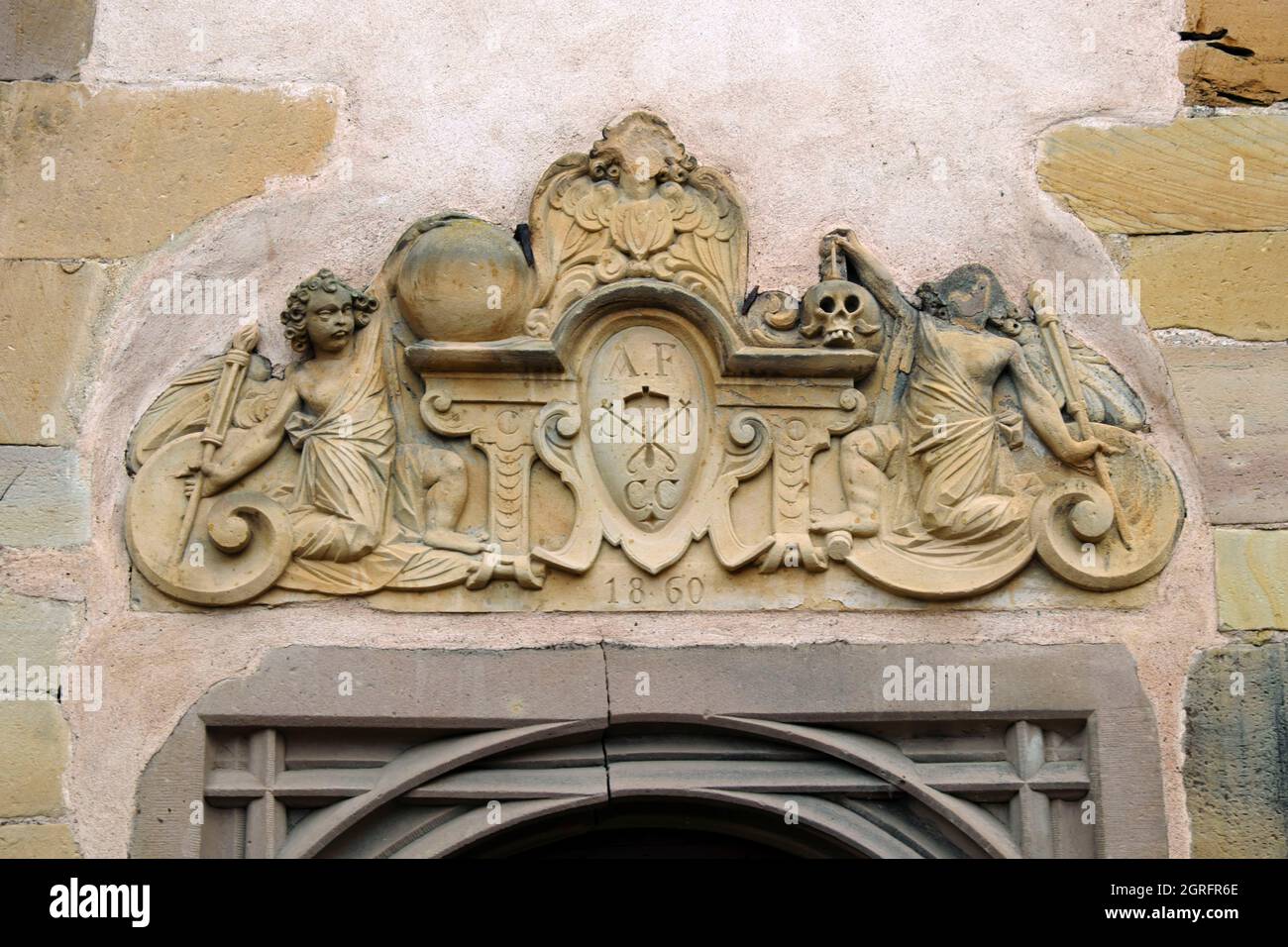 Francia, Bas Rhin, Molsheim, Rue Jenner, casa canonica del 17 ° secolo,  scala a chiocciola, architrave porta del 19 ° secolo Foto stock - Alamy