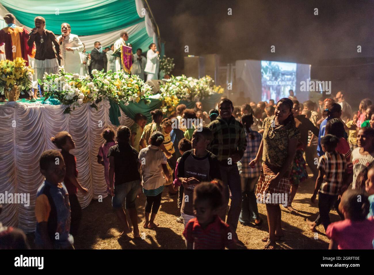 Indonesia, Papua, città di Sentani, messa evangelica, accompagnata da musica, danza e trance Foto Stock