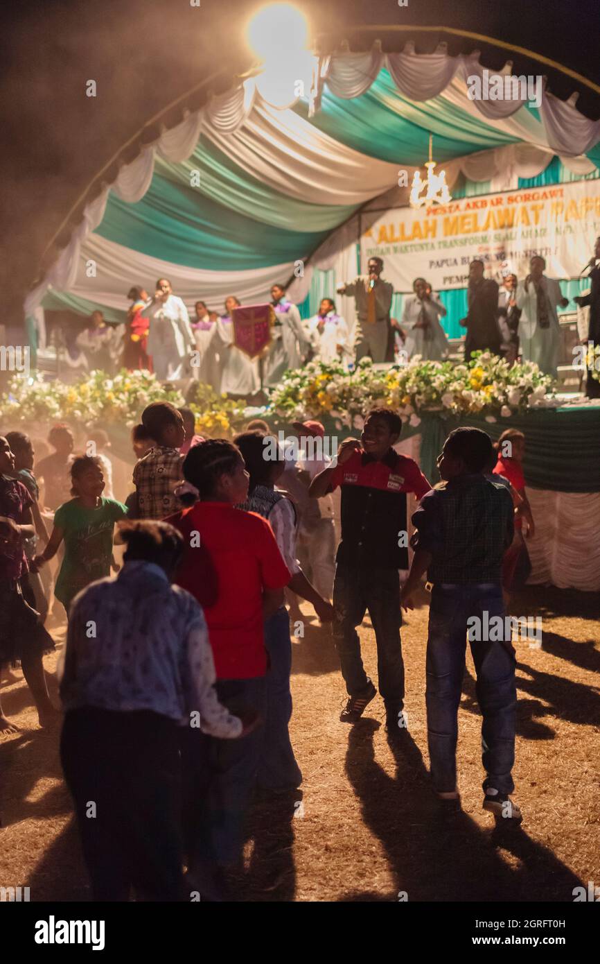 Indonesia, Papua, città di Sentani, messa evangelica, accompagnata da musica, danza e trance Foto Stock