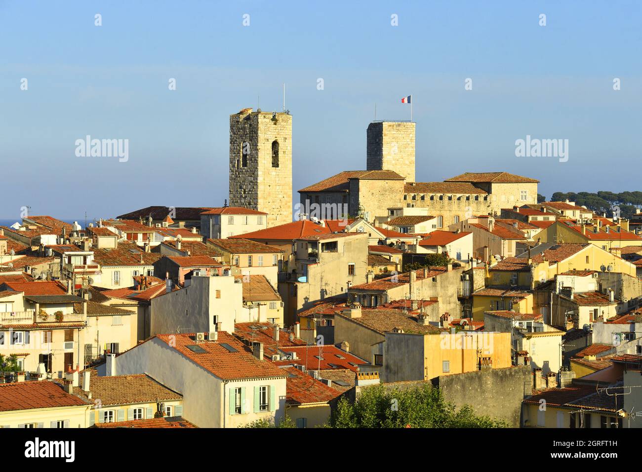 Francia, Alpes Maritimes, Antibes, la città vecchia lasciando apparire le due torri saracene del Museo Picasso e la Cattedrale Notre Dame dell'Immacolata Concezione Foto Stock