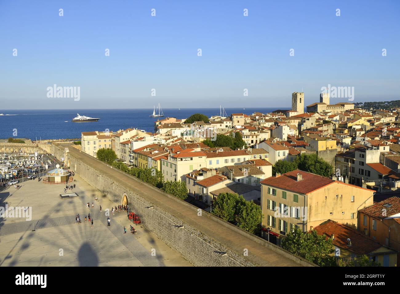 Francia, Alpes Maritimes, Antibes, la città vecchia e i suoi bastioni Vauban lasciando apparire le due torri saracene del Museo Picasso e la Cattedrale Notre Dame dell'Immacolata Concezione Foto Stock