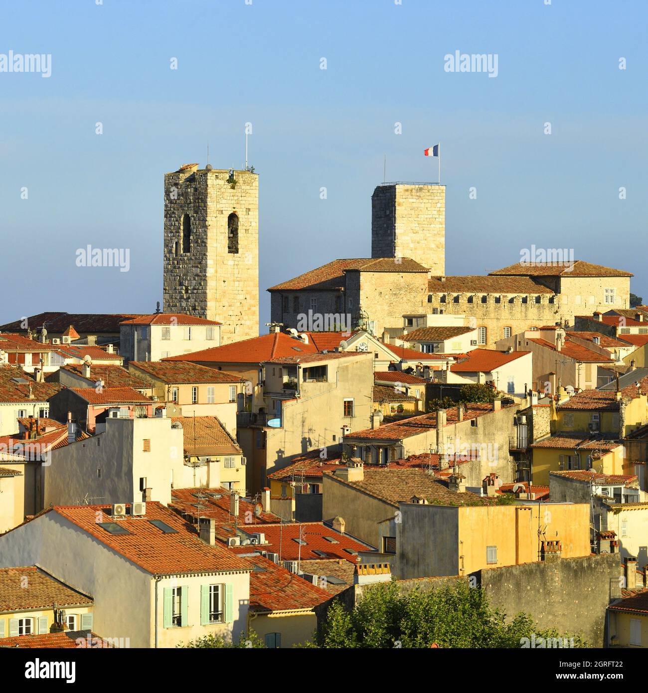 Francia, Alpes Maritimes, Antibes, la città vecchia lasciando apparire le due torri saracene del Museo Picasso e la Cattedrale Notre Dame dell'Immacolata Concezione Foto Stock