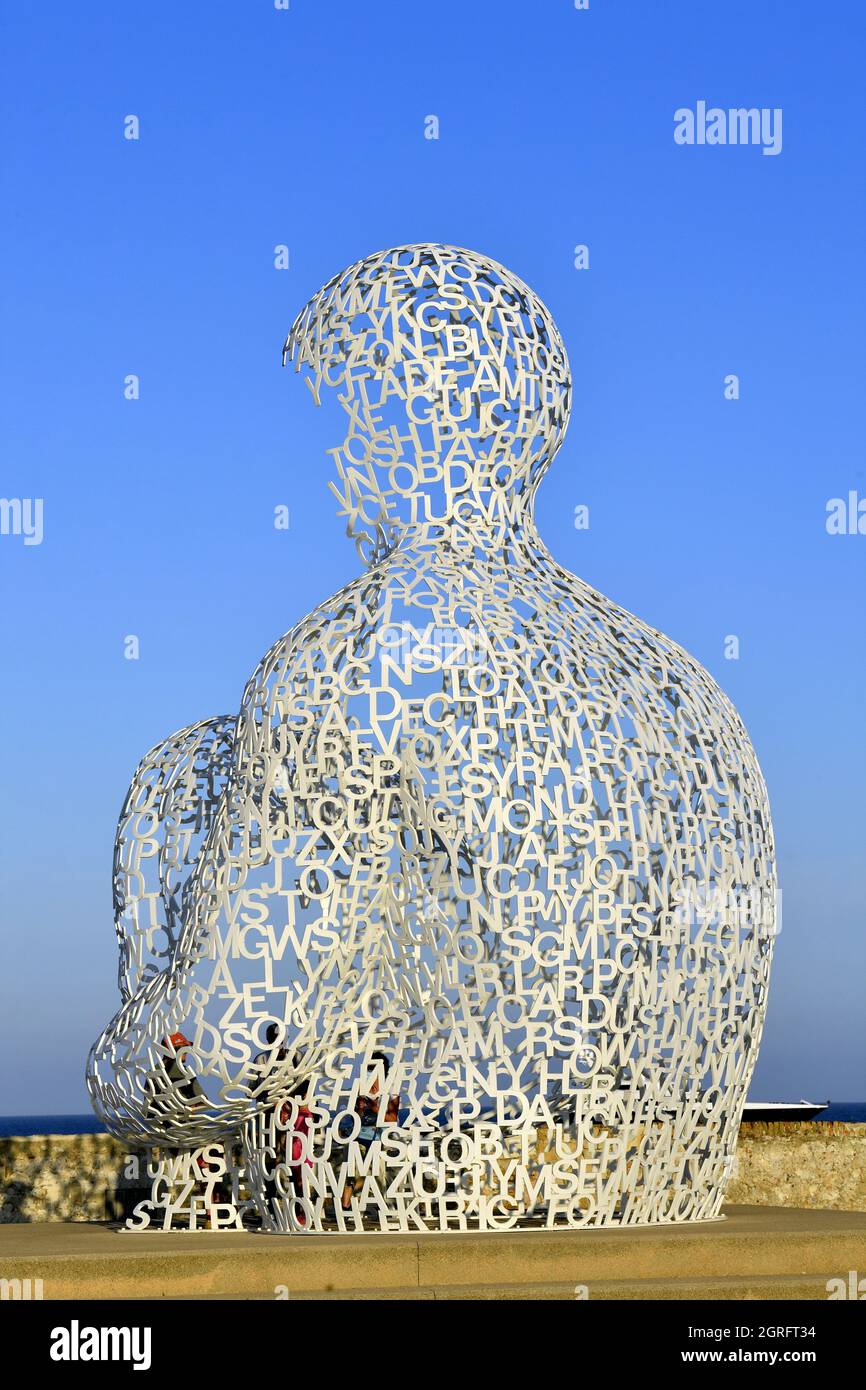 Francia, Alpes-Maritimes, Antibes, terrazza del bastione Saint-Jaume nel Port Vauban, la scultura trasparente nomade, creata dalla scultore spagnolo Jaume da Plensa a, il busto formate da lettere Foto Stock