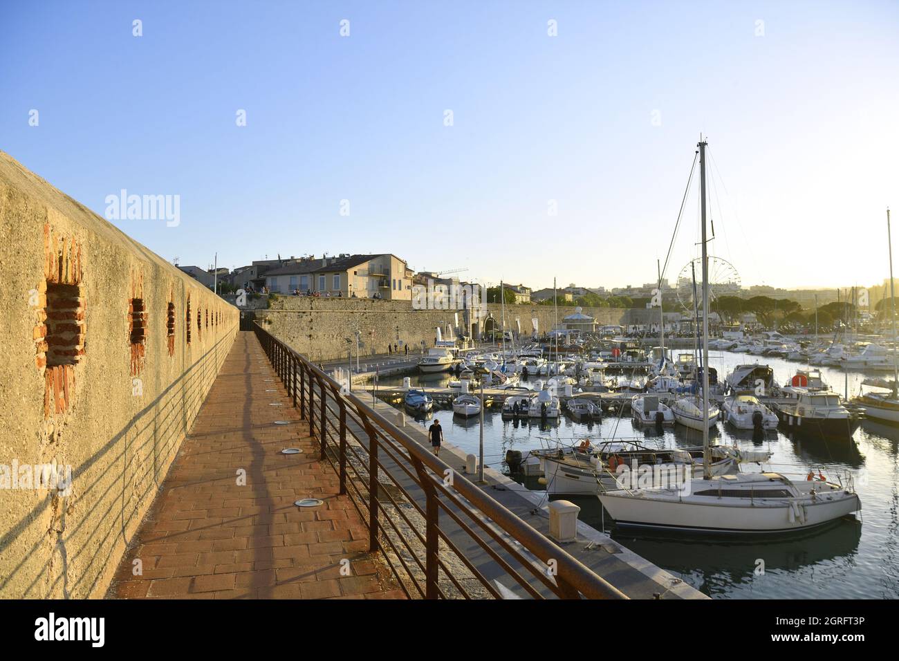 Francia, Alpes Maritimes, Antibes, Port Vauban con i bastioni Vauban della città vecchia Foto Stock