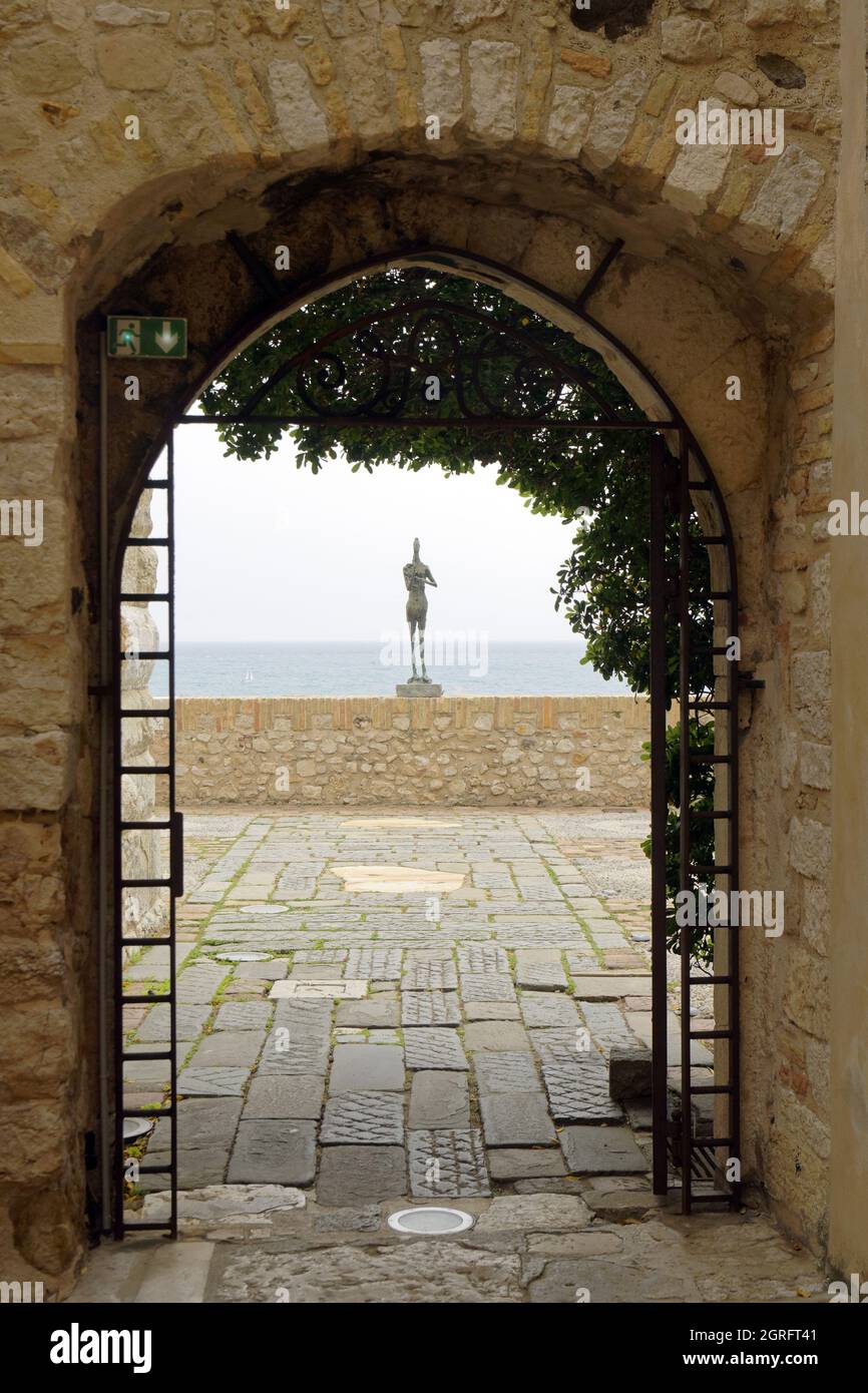 Francia, Alpes Maritimes, Antibes, centro storico, Museo Picasso, Le Grain, statua di Germaine Richier Foto Stock