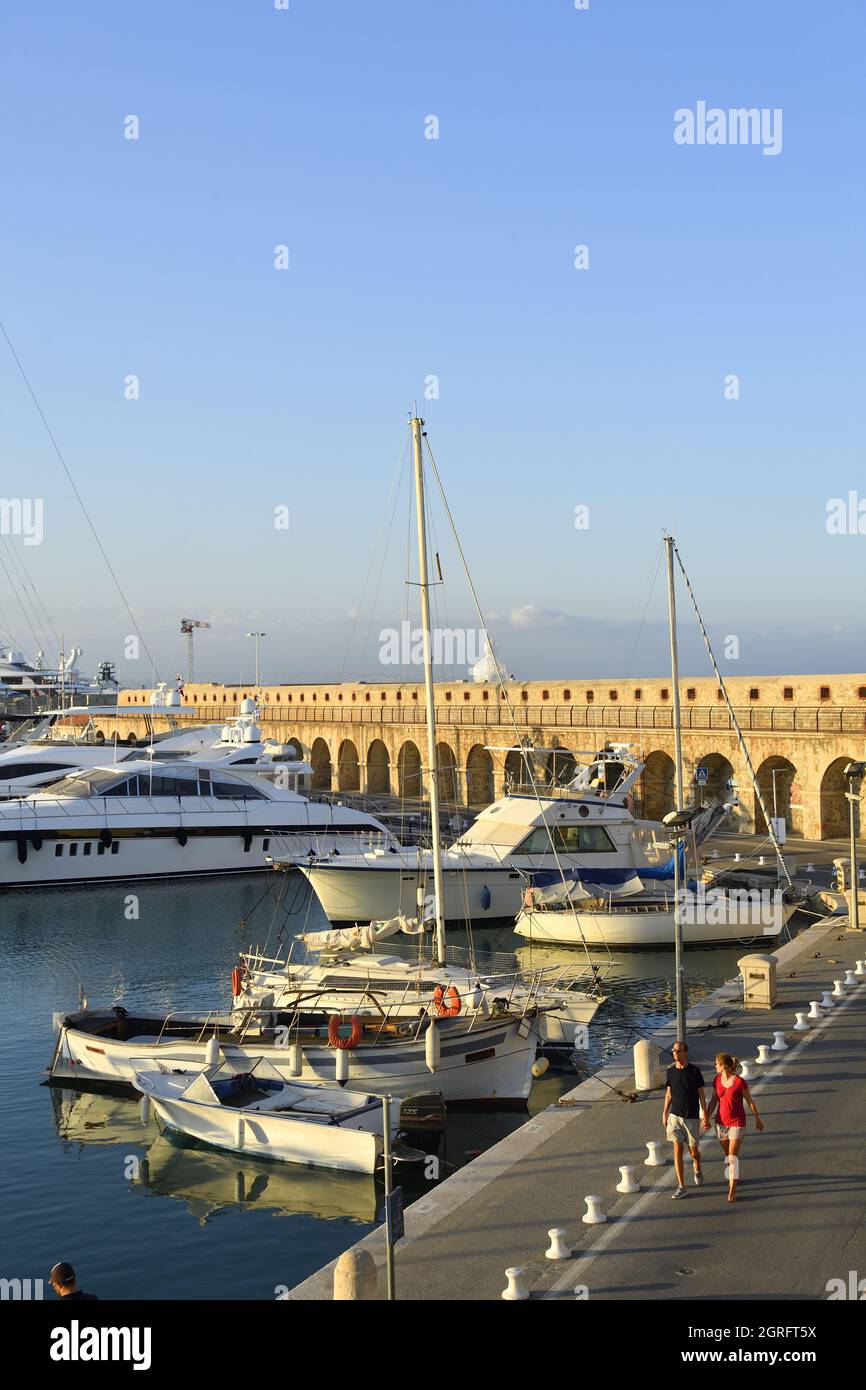 Francia, Alpes Maritimes, Antibes, Port Vauban e terrazza del bastione Saint-Jaume nel porto Vauban, la scultura trasparente il Nomad, creato dallo scultore spagnolo Jaume Plensa, il busto formato da lettere Foto Stock