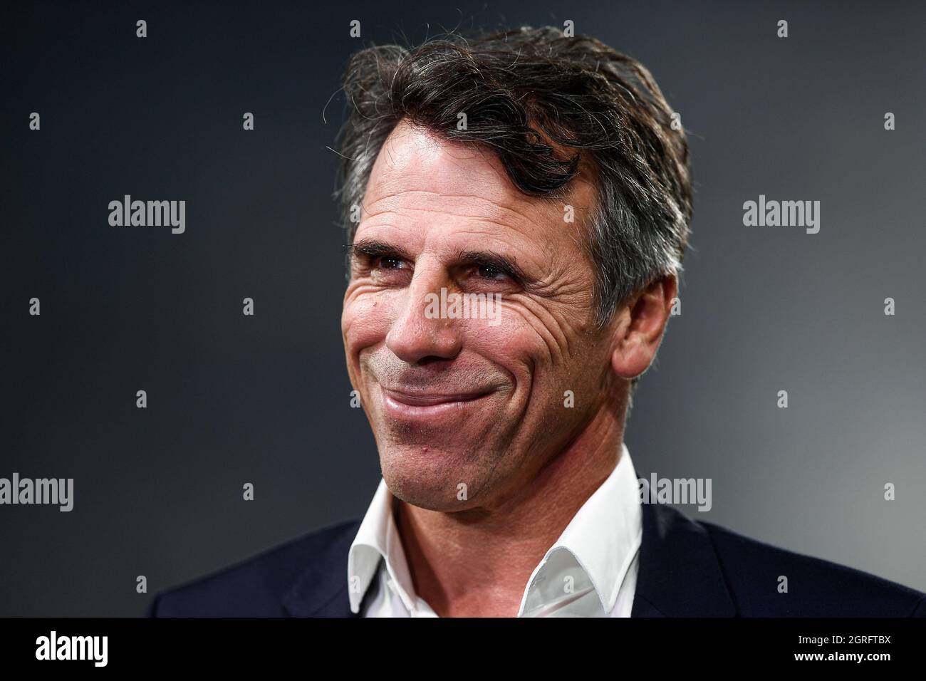 Torino, Italia. 29 settembre 2021. Gianfranco Zola, ex giocatore del Chelsea FC, sorride durante la partita di calcio UEFA Champions League tra Juventus FC e Chelsea FC. Credit: Nicolò campo/Alamy Live News Foto Stock