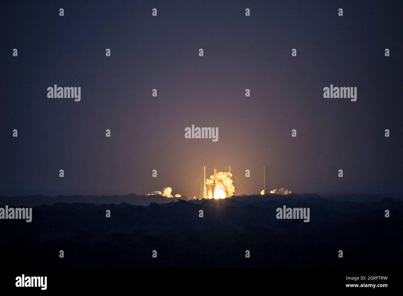 Francia, Guyana francese, Kourou, Centro spaziale della Guyana francese (CSG), decollo e missione di successo per la 250esima Ariane che ha messo in orbita i satelliti TIBA-1 e Inmarsat GX5, lo stesso anno, l'Europa nello spazio celebra i 40 anni del primo lancio di Ariane Foto Stock
