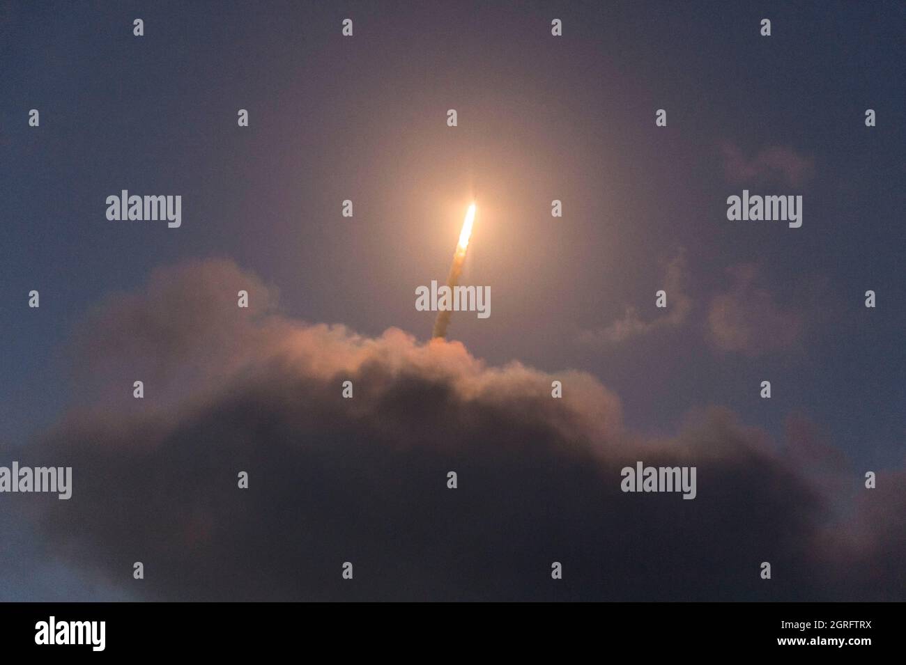 Francia, Guyana francese, Kourou, Centro spaziale della Guyana francese (CSG), decollo e missione di successo per la 250esima Ariane che ha messo in orbita i satelliti TIBA-1 e Inmarsat GX5, lo stesso anno, l'Europa nello spazio celebra i 40 anni del primo lancio di Ariane Foto Stock