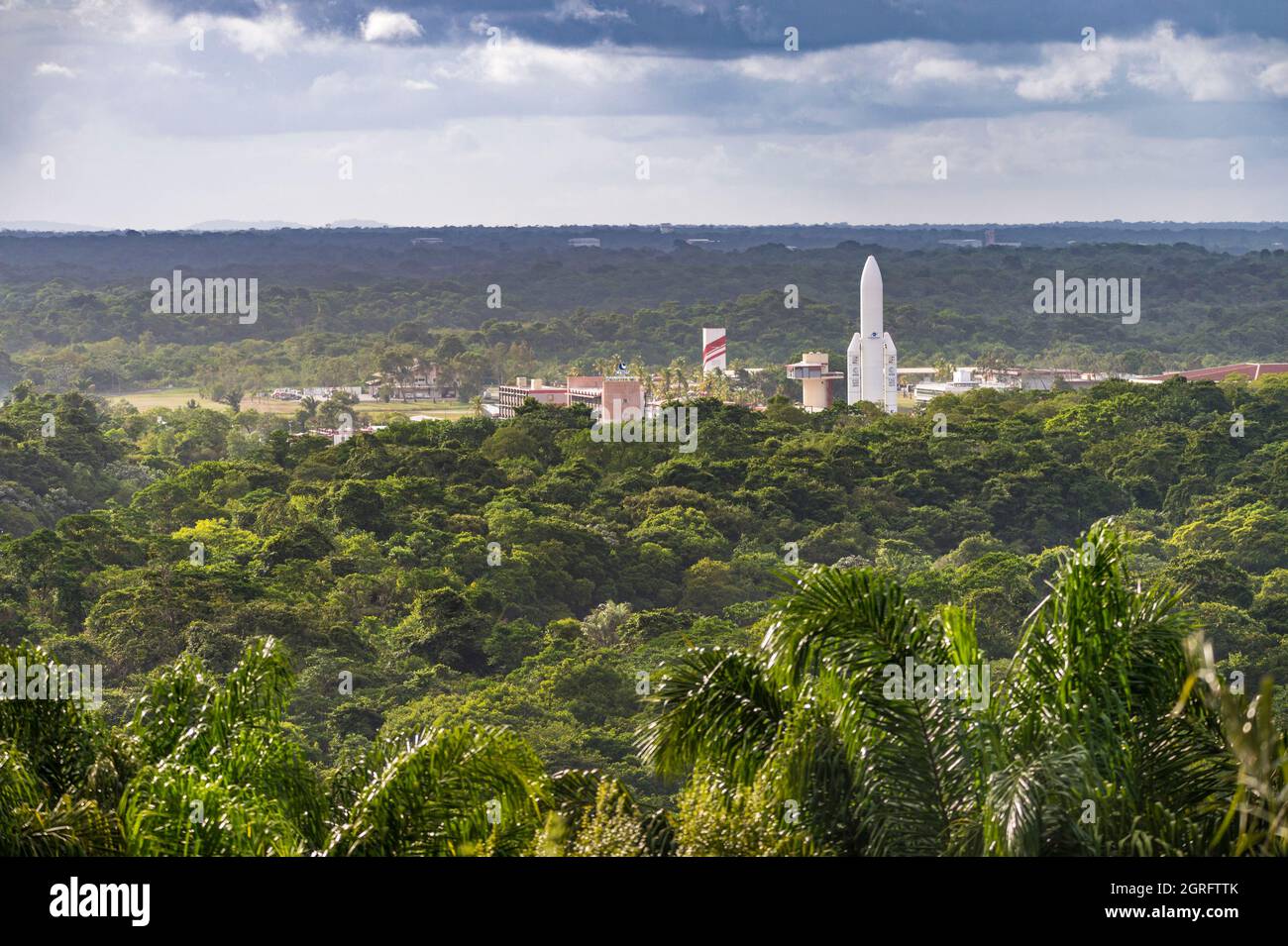 Francia, Guyana Francese, Kourou, Centro spaziale della Guyana Francese (CSG) visto dal sito di Carapa Foto Stock