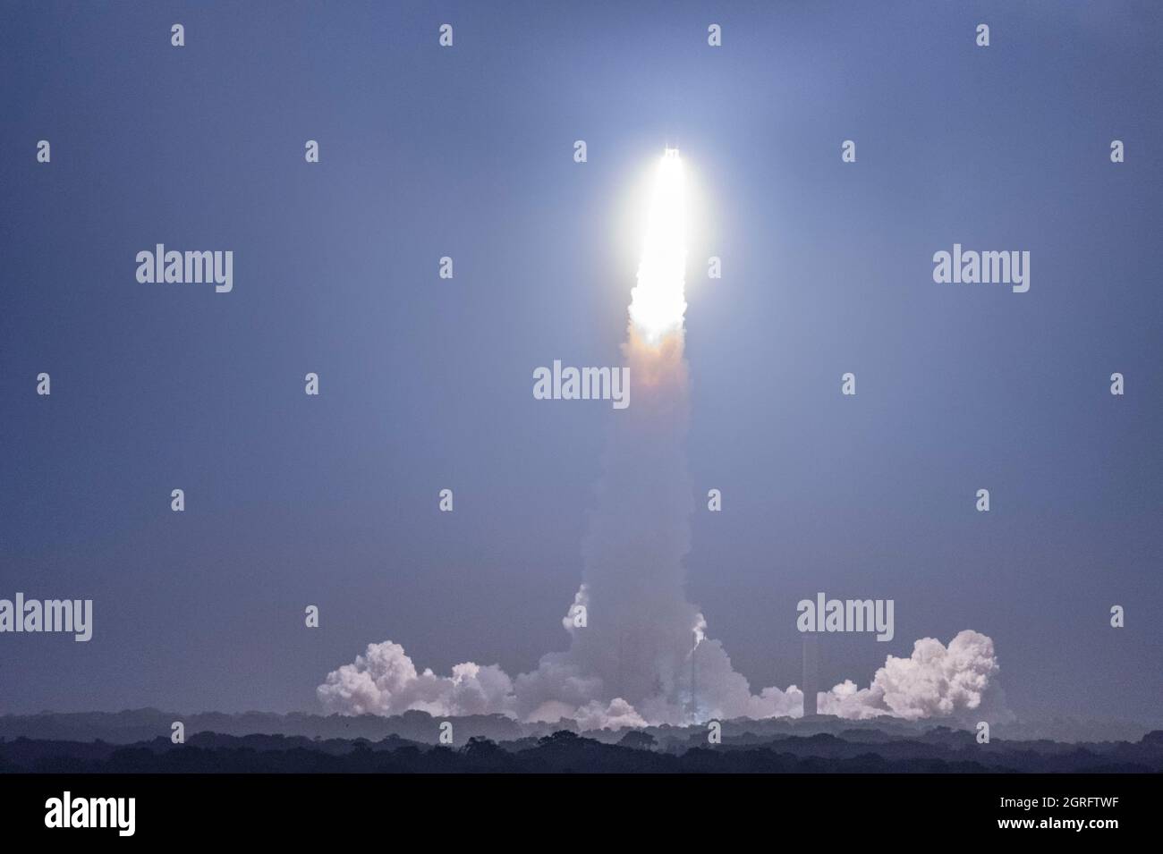 Francia, Guyana francese, Kourou, Centro spaziale della Guyana francese (CSG), decollo e missione di successo per la 250esima Ariane che ha messo in orbita i satelliti TIBA-1 e Inmarsat GX5, lo stesso anno, l'Europa nello spazio celebra i 40 anni del primo lancio di Ariane Foto Stock
