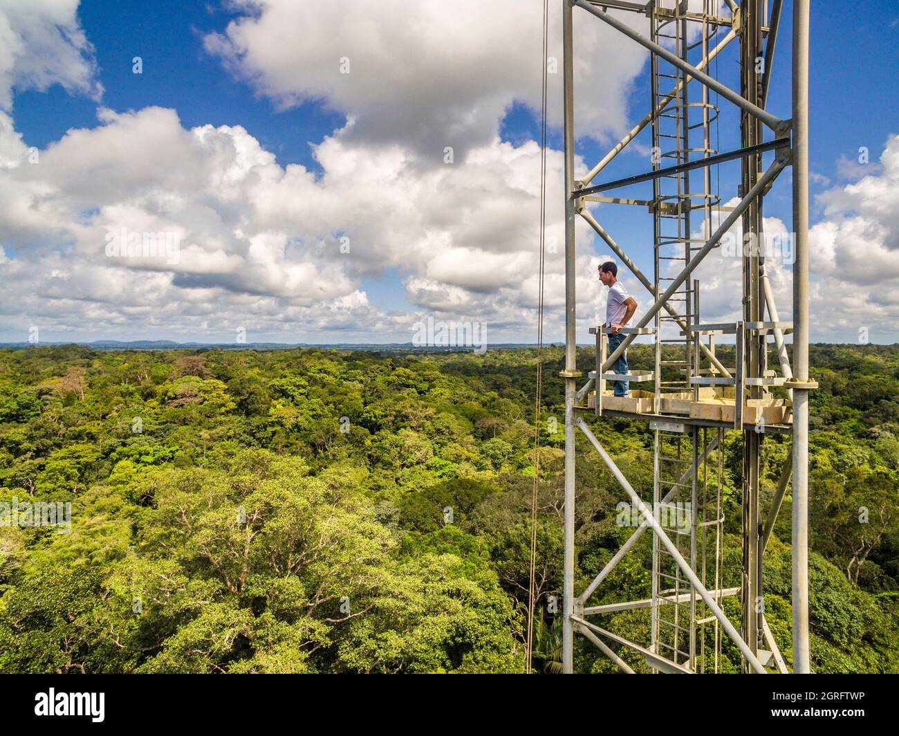 Francia, Guiana francese, Kourou, stazione di ricerca Paracou (gestita dalla CIRAD) che studia scambi di gas (ciclo del carbonio) tra i diversi strati della foresta pluviale tropicale, vista aerea della torre Guyafux (vista aerea) Foto Stock