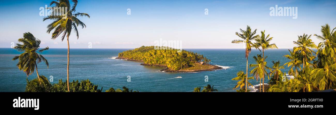 Francia, Guyana Francese, Kourou, Isole della salvezza, vista panoramica dell'Isola del Diavolo dall'Isola di Royale Foto Stock