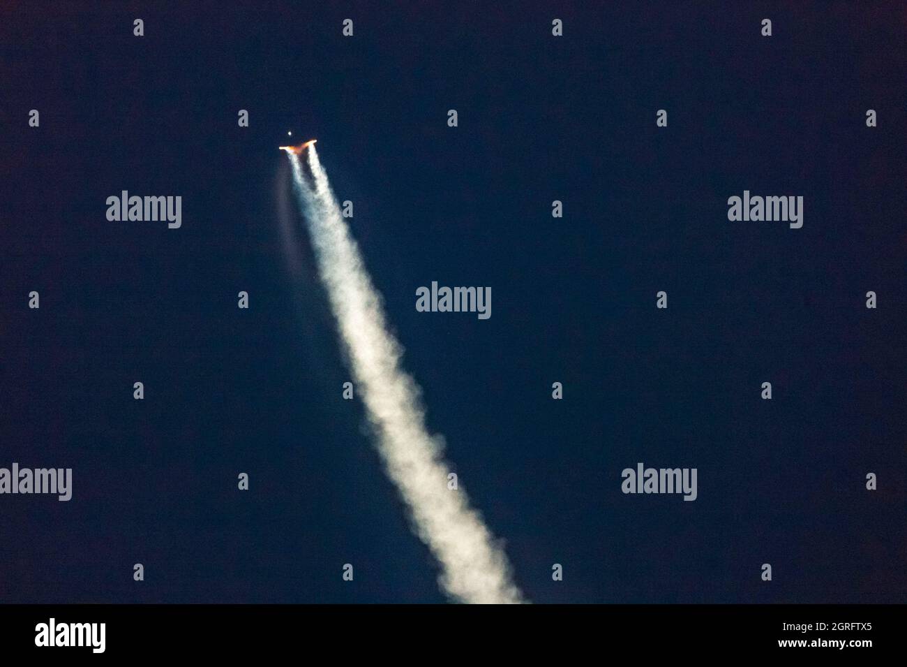 Francia, Guiana francese, Kourou, Centro spaziale della Guiana francese (CSG), decollo e missione di successo per la 250esima Ariane che ha posto in orbita i satelliti TIBA-1 e Inmarsat GX5, lo stesso anno, spazio Europa celebra i 40 anni del primo lancio Ariane, qui la separazione dei booster Foto Stock