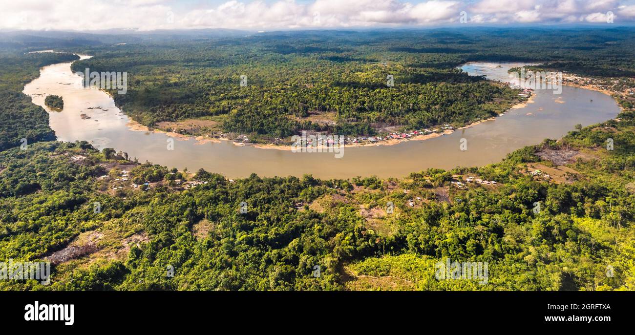 Francia, Guyana francese, vista aerea panoramica del villaggio di Sipaliwini in Suriname, dalla riva opposta del fiume Lawa (confine naturale tra Suriname e Guyana) a Maripasoula (vista aerea) Foto Stock