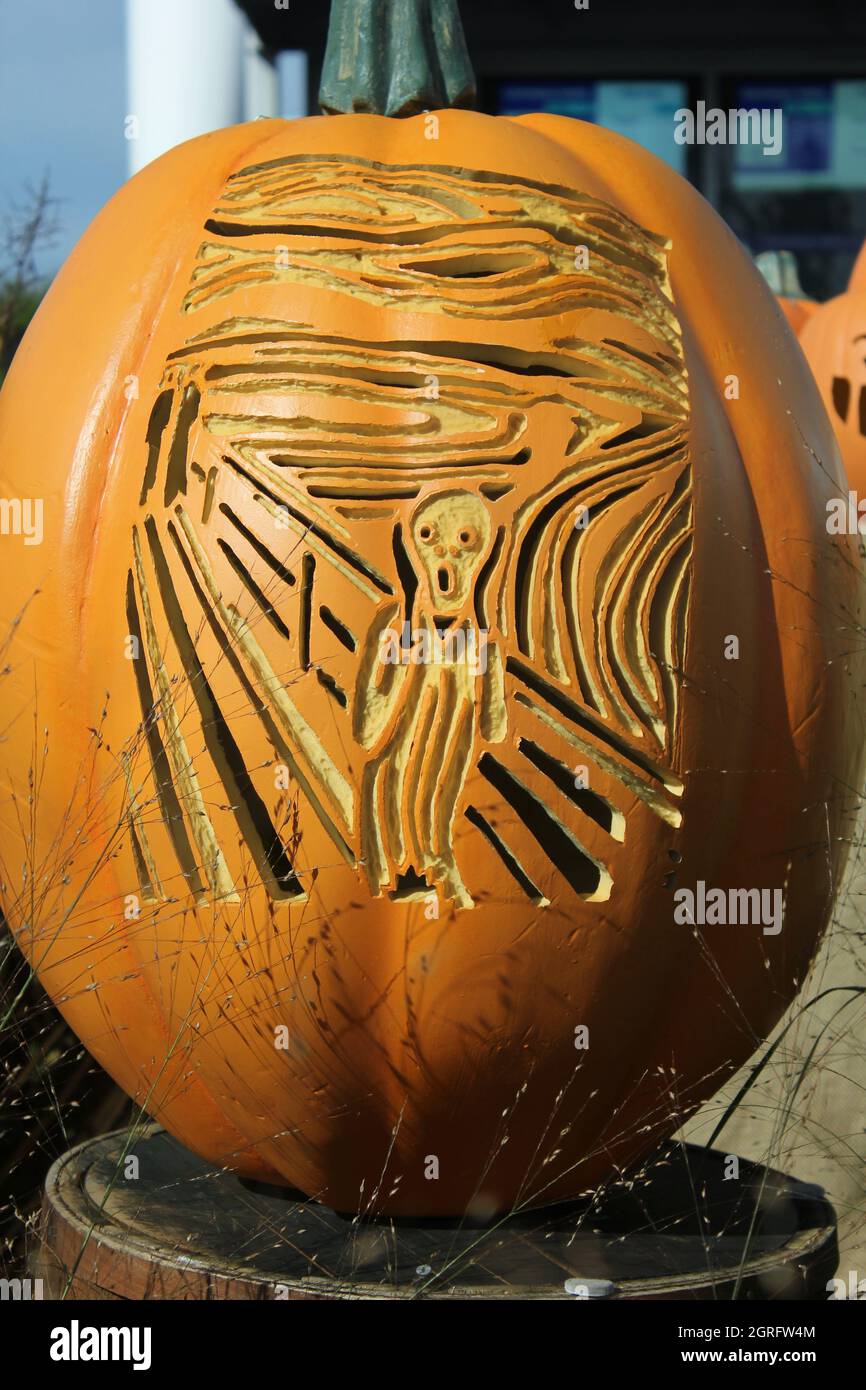 Zucca arancione brillante intagliata per celebrare Halloween come Scream di Edward Munch. Foto Stock