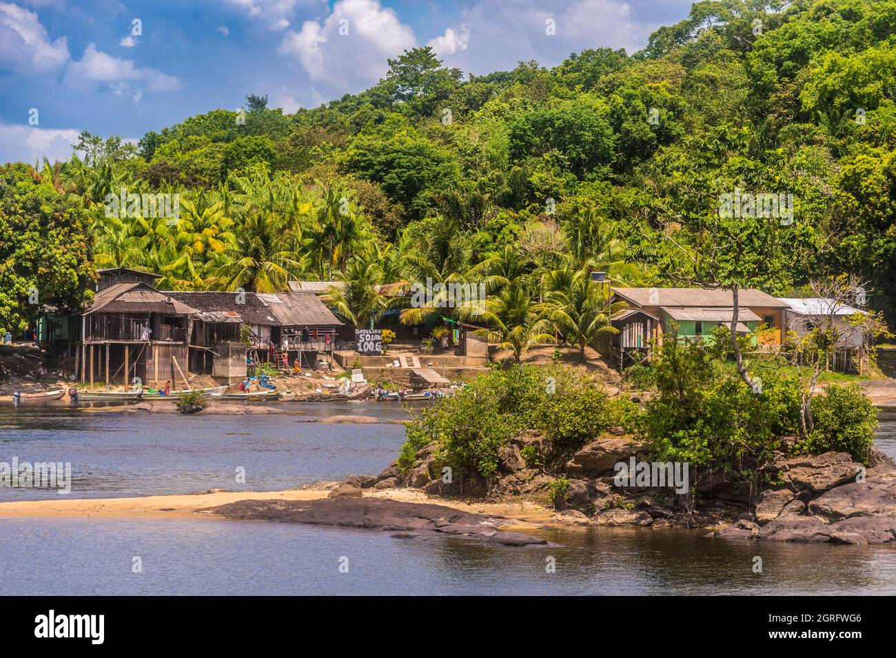 Francia, Guyana francese, Parc Amazonien de Guyane, zona cuore, Camopi, vista della riva brasiliana del Oyapock e il villaggio di Villa Brasil Foto Stock