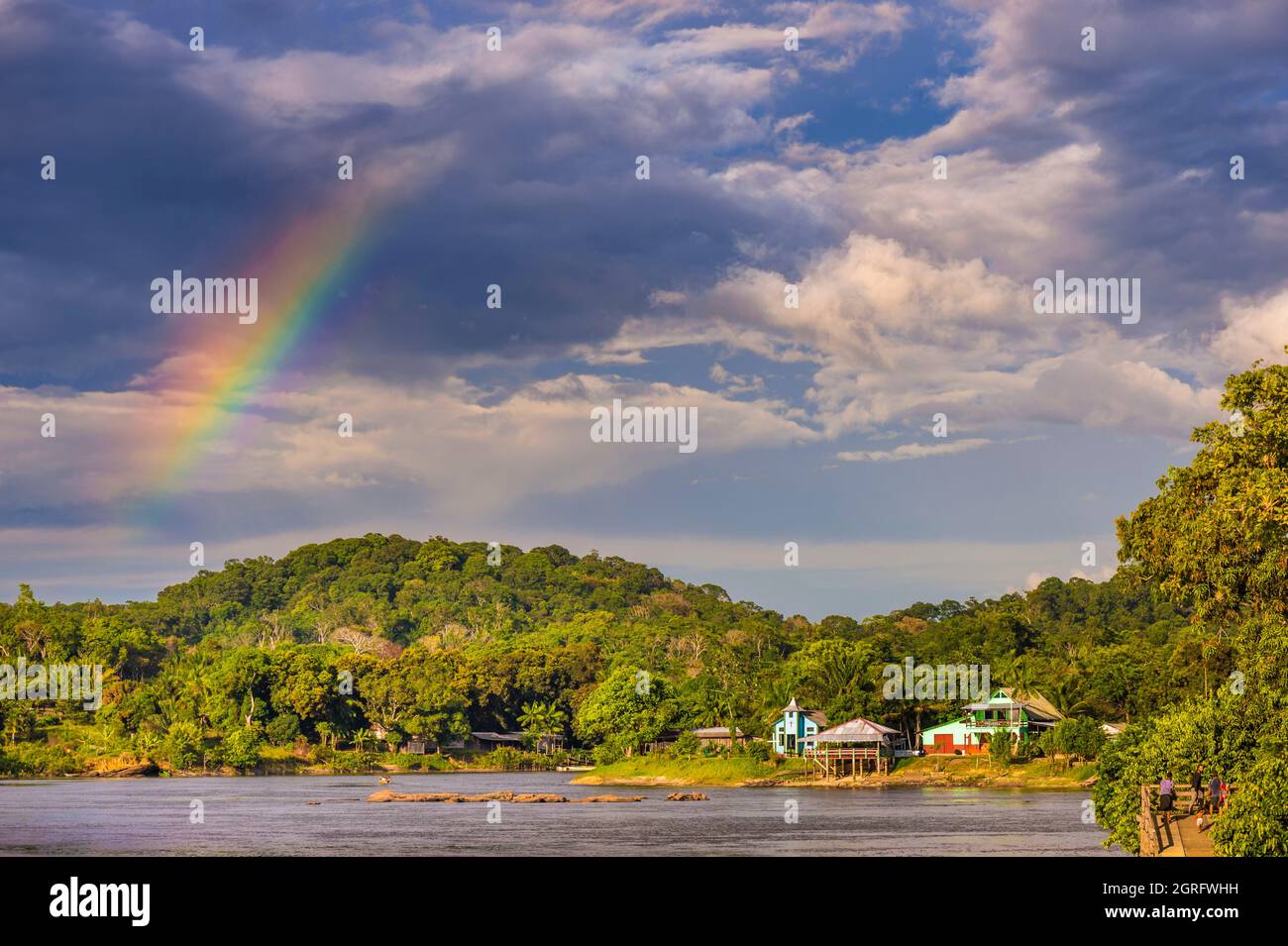 Francia, Guyana francese, Parc Amazonien de Guyane, zona cuore, Camopi, vista della riva brasiliana del Oyapock e il villaggio di Villa Brasil Foto Stock