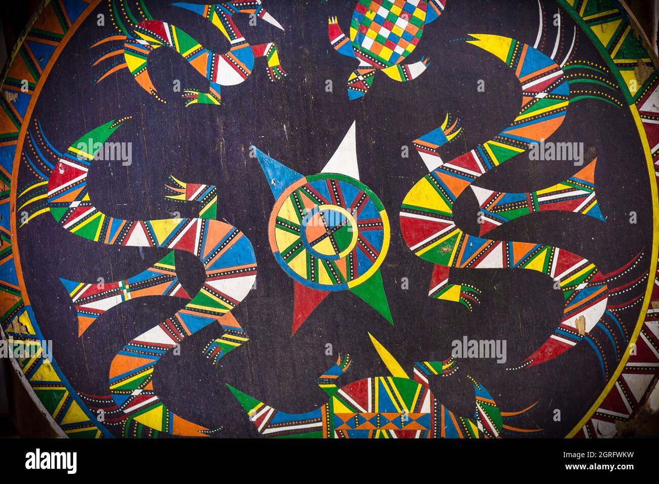 Francia, Guiana francese, Kourou, associazione Libi Na WAN, arte tradizionale Bushinengué (uomo della foresta), qui un dipinto simbolico destinato al soffitto di capanne tradizionali Foto Stock