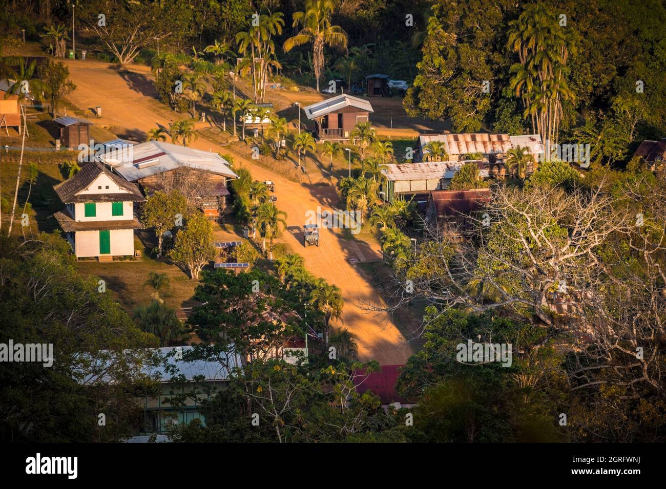 Francia, Guyana francese, Saül, Parc Amazonien de Guyane, vista panoramica del villaggio di Saül dall'osservatorio situato in cima al sentiero Belvédère Foto Stock