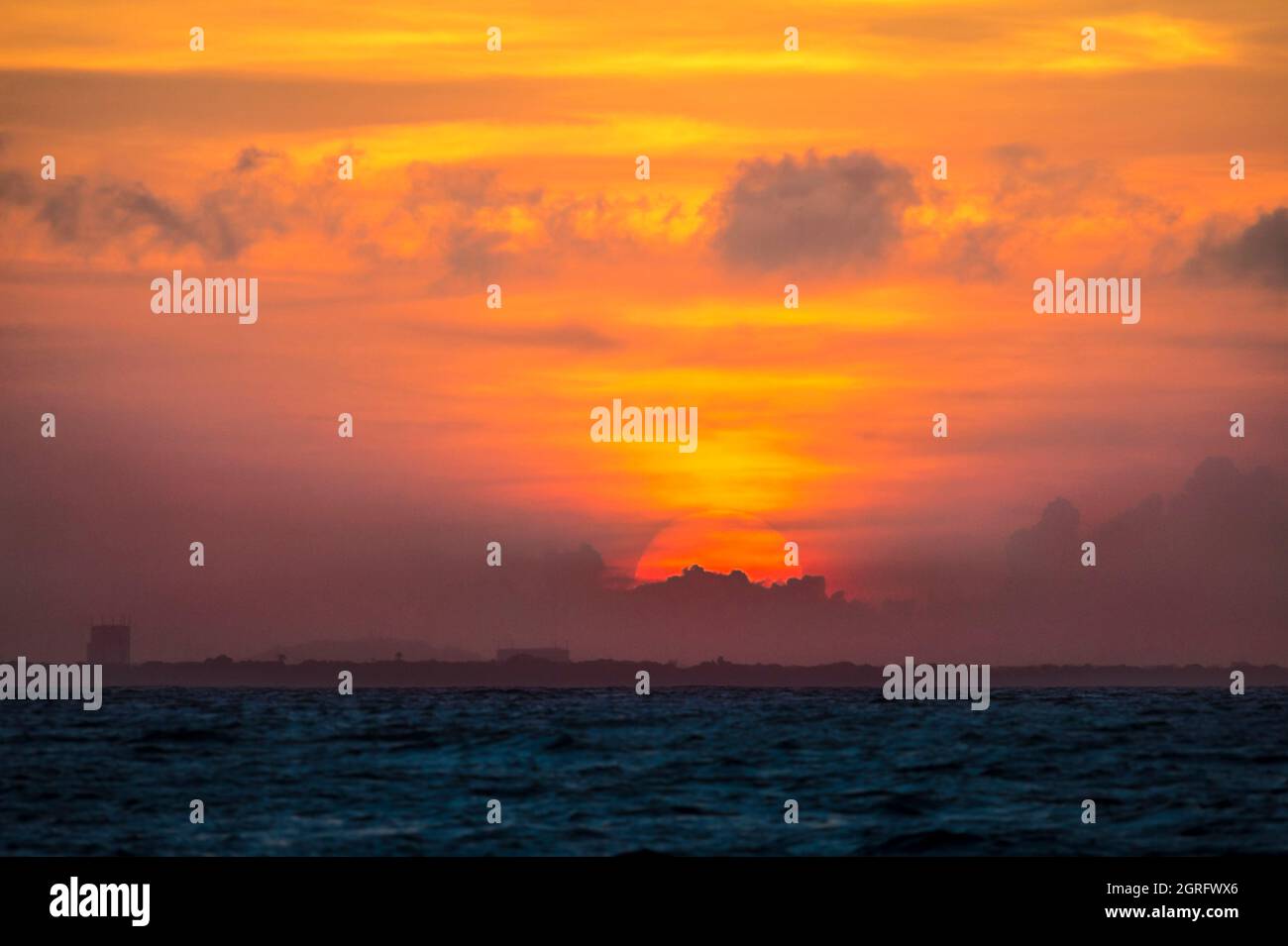 Francia, Guyana francese, Kourou, Isole della salvezza, vista di Kourou e del Centro spaziale della Guyana francese (CSG) con la piattaforma di lancio Ariane, al tramonto Foto Stock