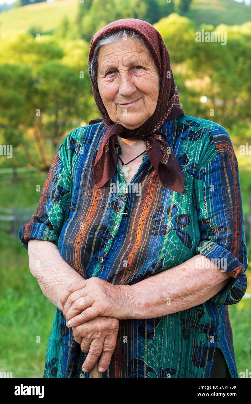 Romania, Bucovina, Ciumarna, donna rumena Foto Stock