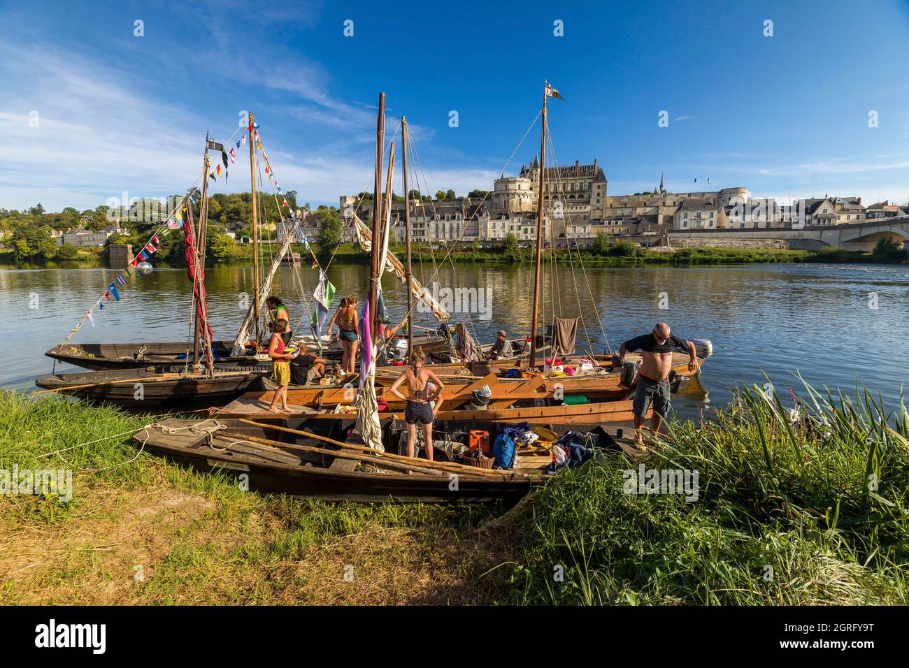 Francia, Indre e Loira, Valle della Loira dichiarata Patrimonio dell'Umanità dall'UNESCO, Amboise, le Grand Retournement, flottiglia di barche tradizionali che saliscono sulla Loira da Montjean a Orléans, marinai di Anjou, Touraine, Blésois e Orléanais saliscono per la prima volta sulla Loira in convoglio, Sono prese dal Charpentier dalla Nièvre Jean-Marc Benoît famoso sotto il nome di Bibi Foto Stock