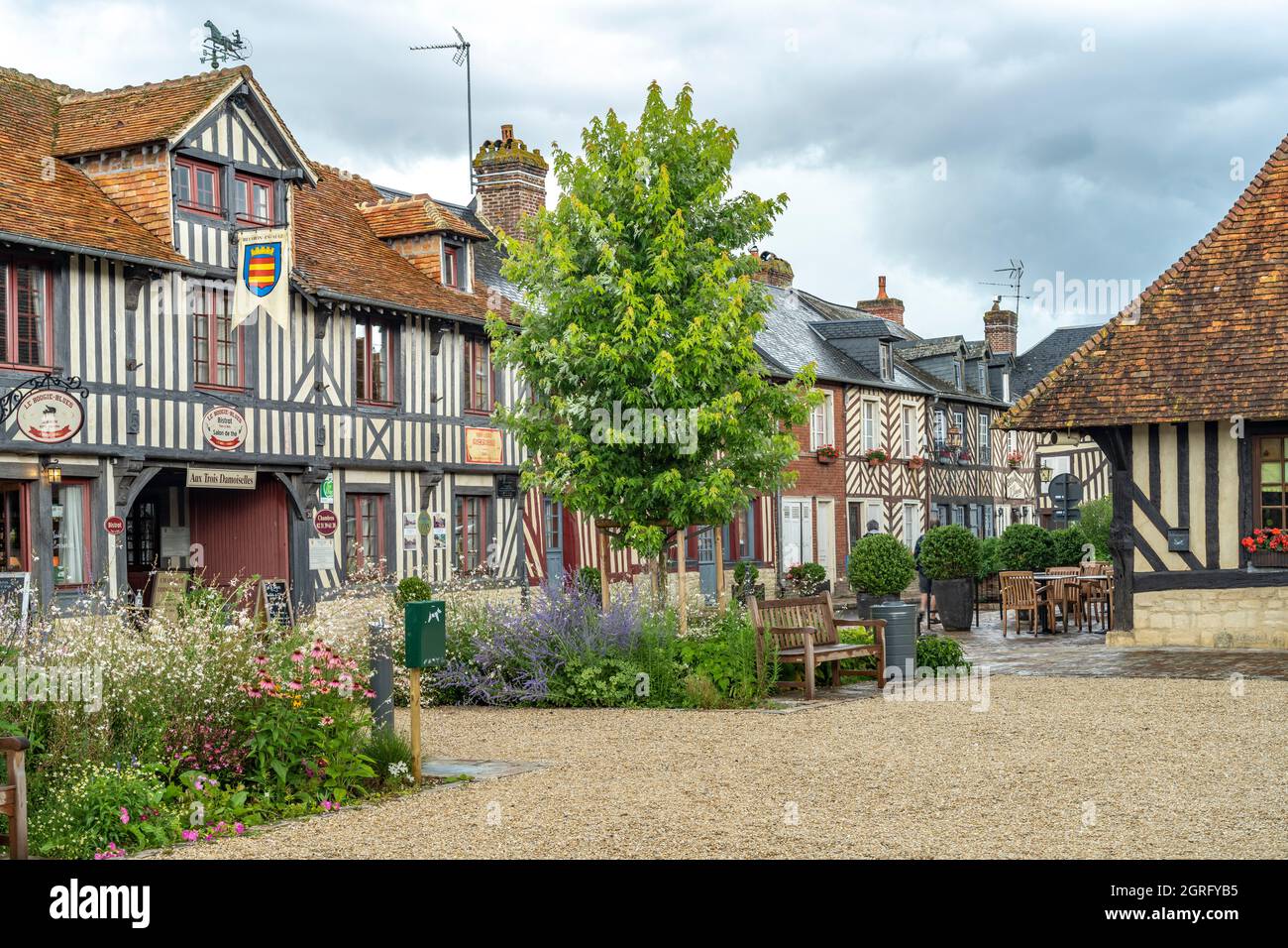 Fachwerkhäuser und cafes einem der schönsten Dörfer Frankreichs Beuvron-en-Auge, Normandie, Frankreich | case e caffè in legno in uno dei ° Foto Stock