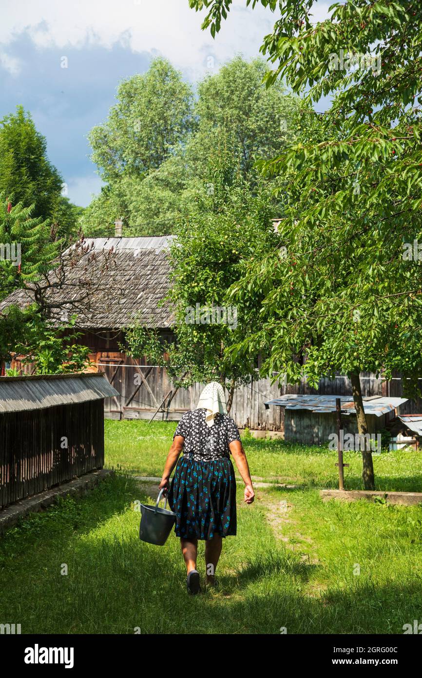 Romania, regione di Maramures, Desesti, chiesa di legno di Paraskeva, chiesa dichiarata patrimonio mondiale dell'UNESCO, preparazione alla messa Foto Stock