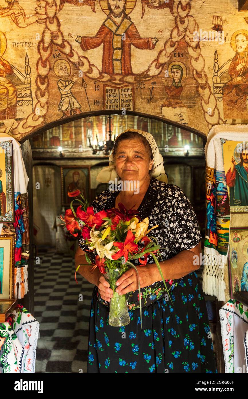 Romania, regione di Maramures, Desesti, chiesa di legno di Paraskeva, chiesa dichiarata patrimonio mondiale dell'UNESCO, preparazione alla messa Foto Stock