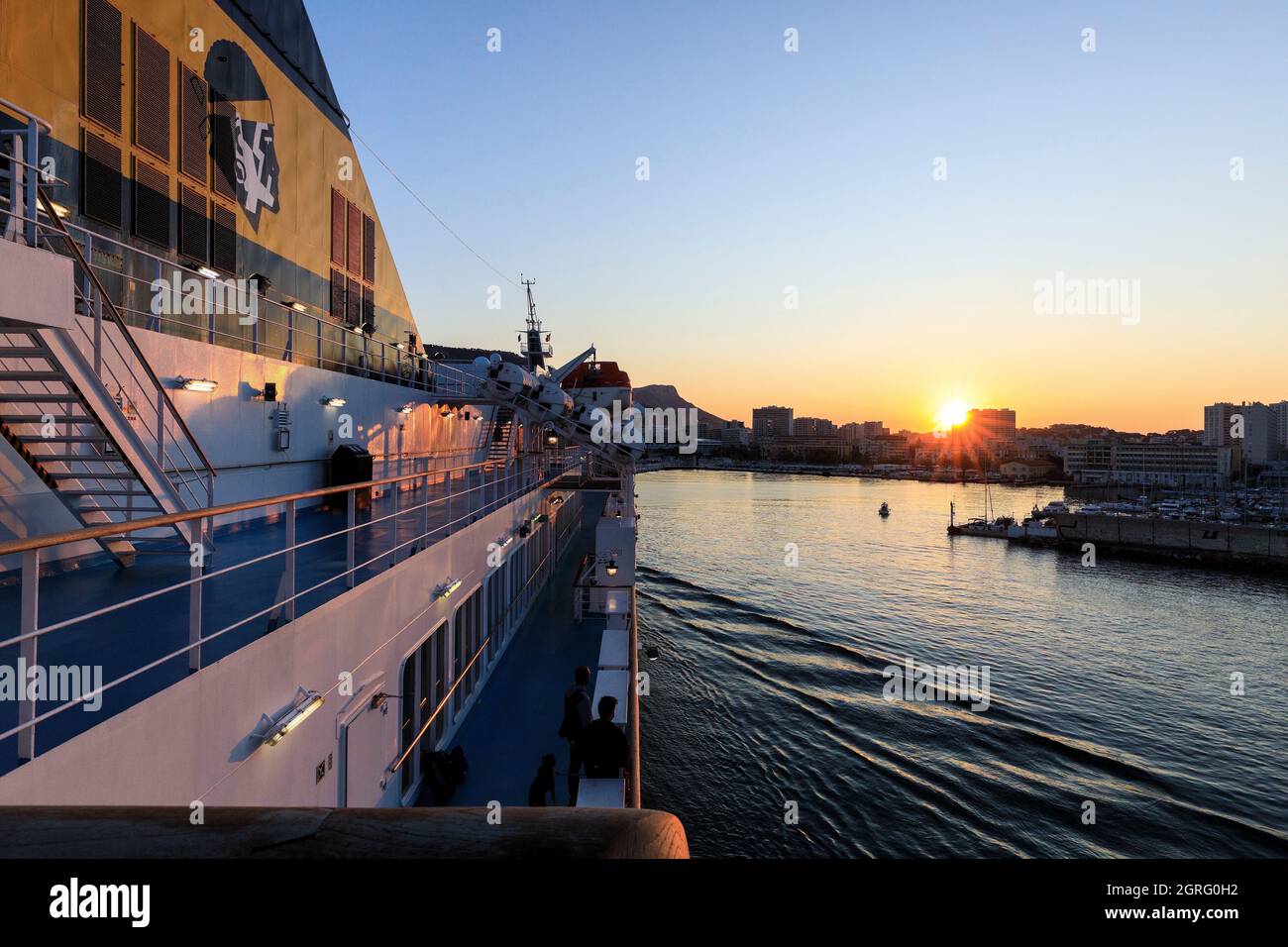 Francia, Var, Tolone, porto di Tolone, arrivo della Corsica Ferries barca Foto Stock
