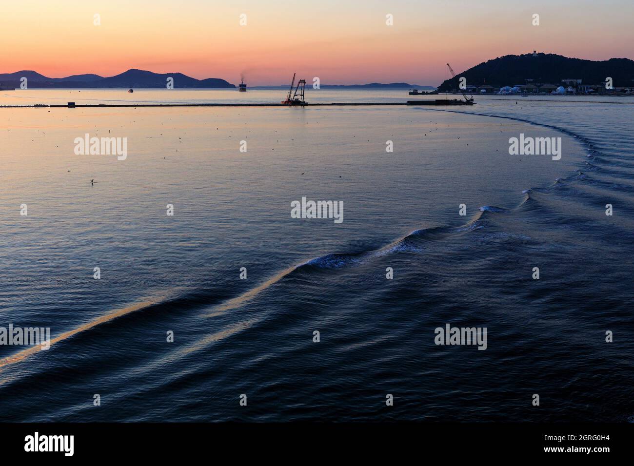 Francia, Var, Tolone, porto di Tolone, arrivo della Corsica Ferries barca, wake Foto Stock