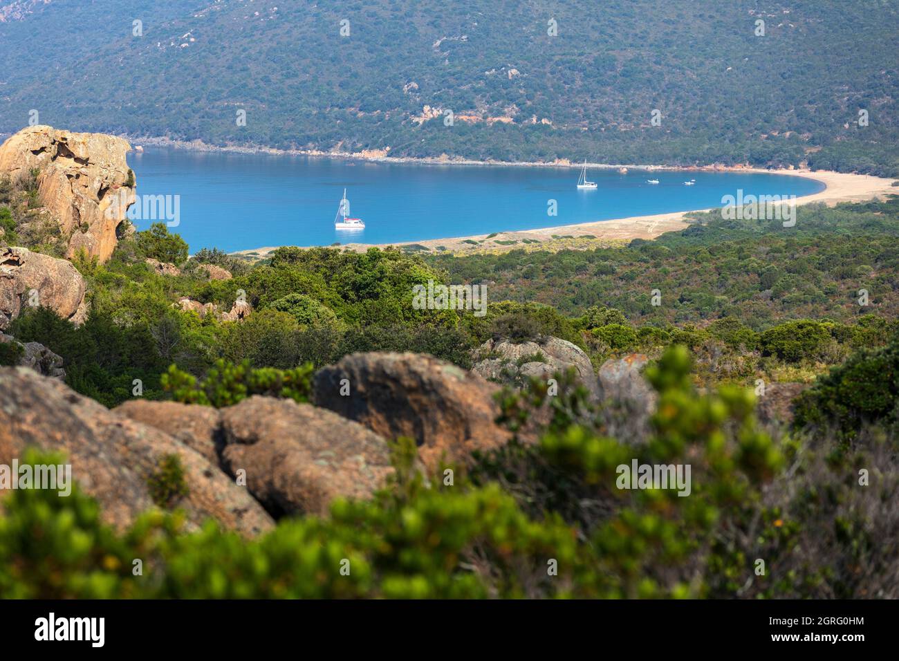 Francia, Corse du Sud, Sartene, Argent spiaggia, barche all'ancora Foto Stock