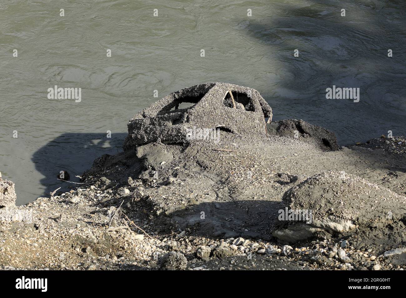 Francia, alta Savoia, Clarafond Arcine, Ain, Leaz, Il fiume Rodano durante le operazioni di gestione dei sedimenti APAVER, inquinamento, relitto di un'auto Foto Stock