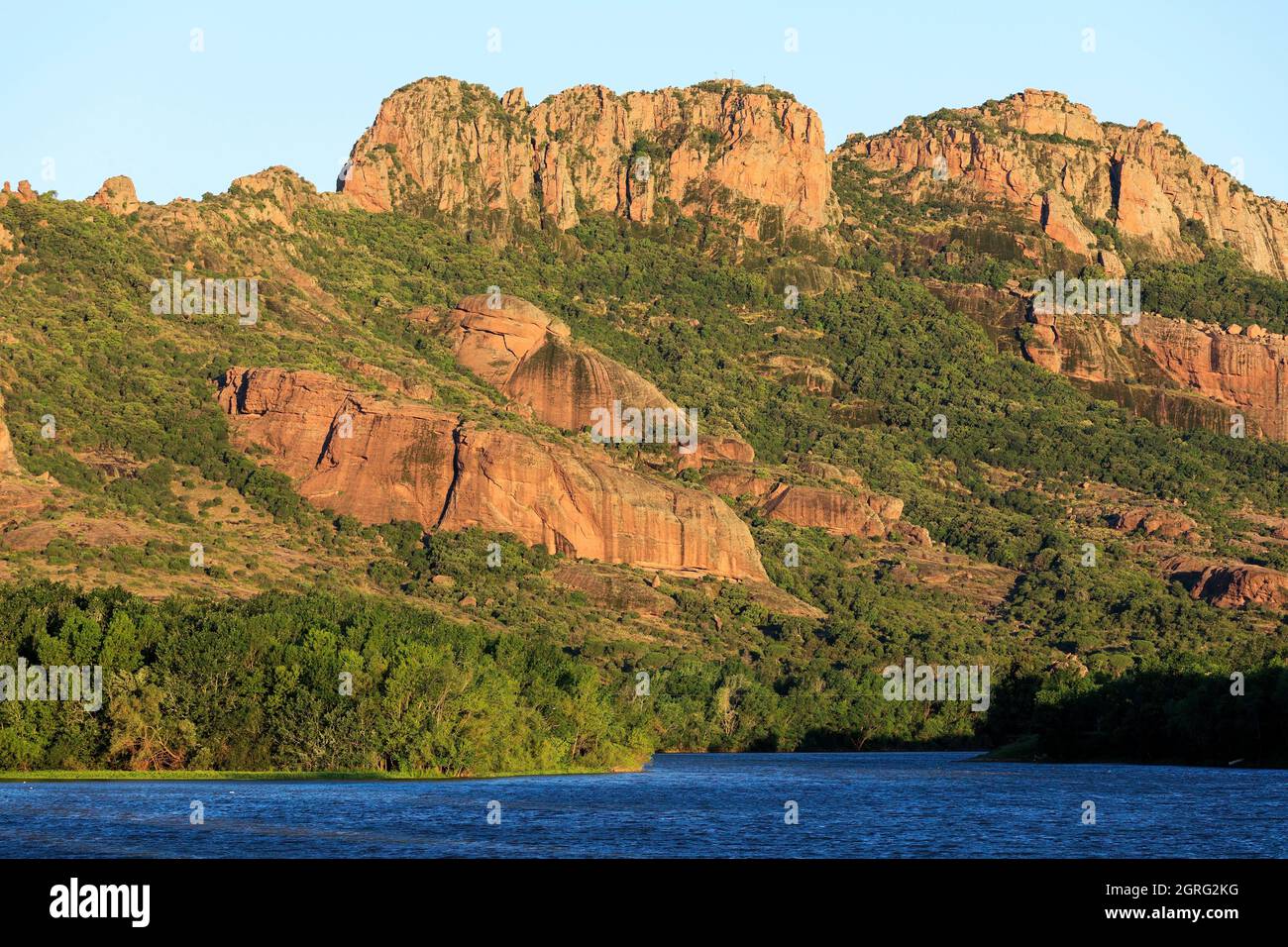 Francia, Var, Roquebrune sur Argens, Arena lago con il fiume Argens, roccia di Roquebrune Foto Stock