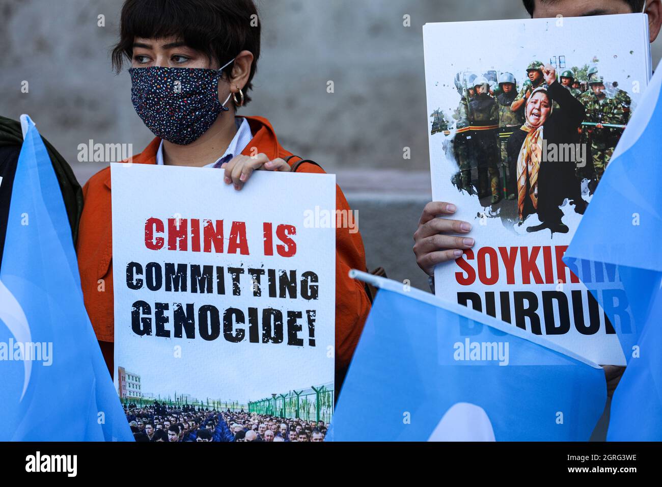 Ankara, Turchia. 01 ottobre 2021. I manifestanti detengono cartelloni e bandiere di Uyghur che esprimono le loro opinioni durante la manifestazione. I turchi di Uyghur hanno protestato contro le violazioni dei diritti umani in Cina in Piazza Ulus Atatürk. Credit: SOPA Images Limited/Alamy Live News Foto Stock