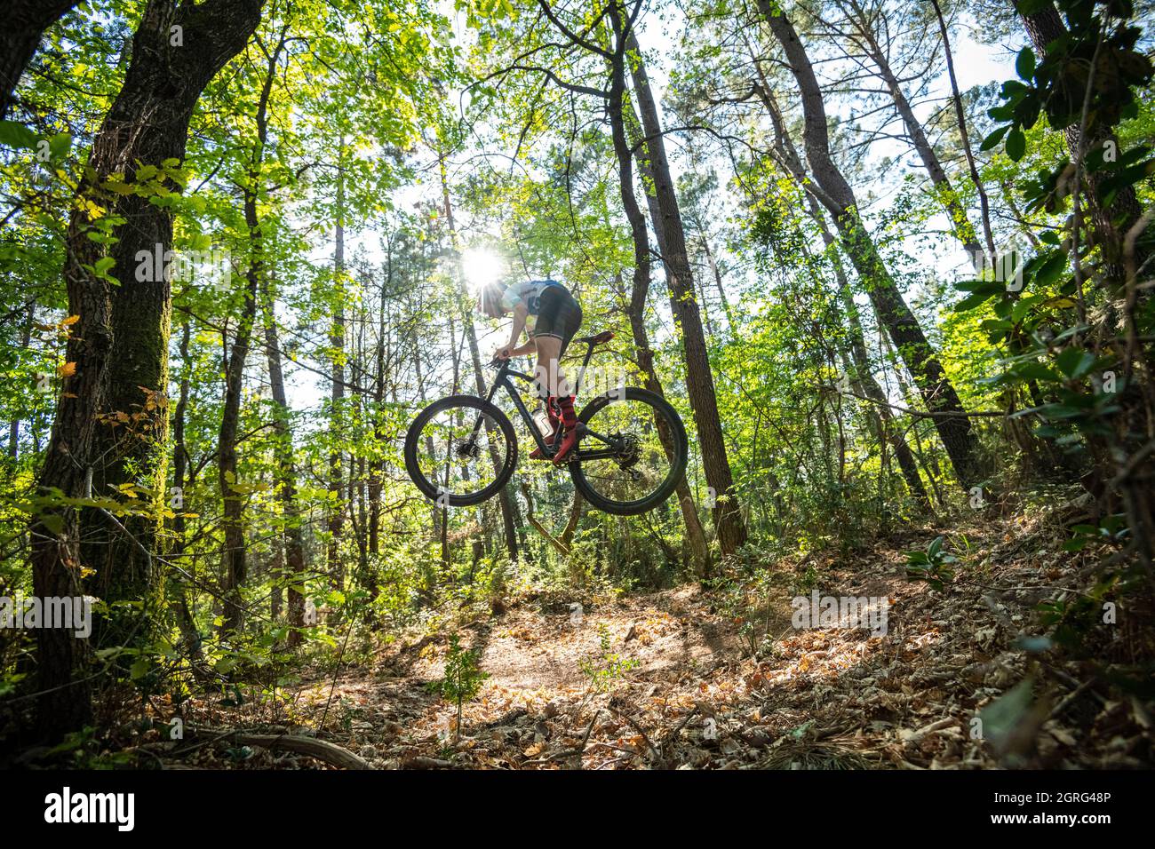 Francia, Ardeche, Salavas, salto in mountain bike Foto Stock