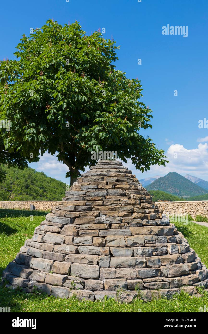 Francia, Alpes-de-Haute-Provence, Riserva geologica Naturale di Haute Provence, Digne les Bains, Museo Promenade, acquedotto di Andy Goldsworthy artista di arte terrestre Foto Stock