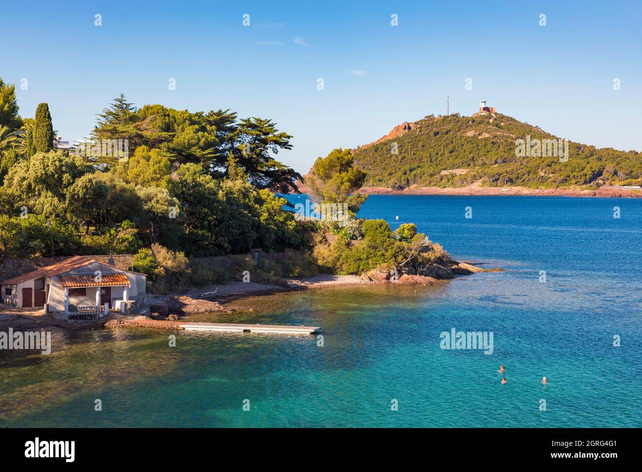 Francia, Var, Corniche de l'Esterel, Saint Raphael, baia di Agay, spiaggia Foto Stock