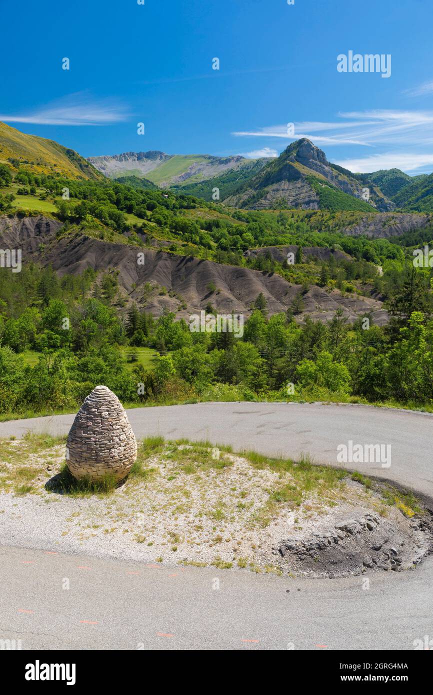 Francia, Alpi dell'alta Provenza, Riserva Naturale Geologica dell'alta Provenza, Valle di Vandon, Authon, Sentinelle, cairn di pietra secca, Opera dell'artista di terra Andy Goldsworthy Foto Stock