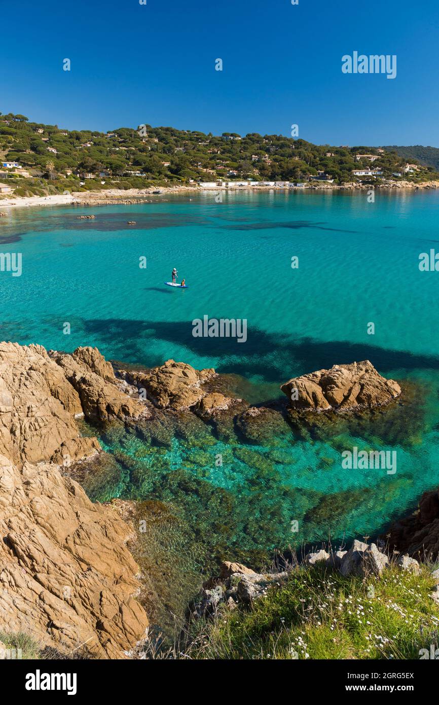 Francia, Var, penisola di Saint Tropez, Ramatuelle, costa della baia di Bonporteau, ruscello e spiaggia Escalet sullo sfondo Foto Stock