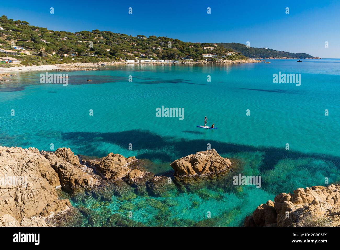 Francia, Var, penisola di Saint Tropez, Ramatuelle, costa della baia di Bonporteau, ruscello e spiaggia Escalet sullo sfondo Foto Stock