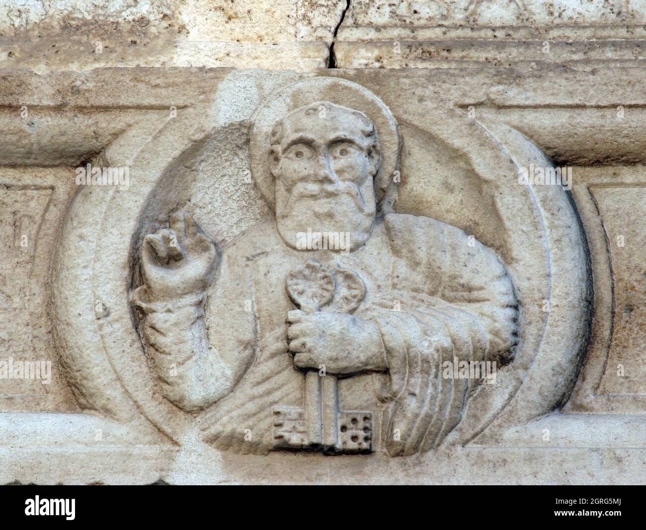 San Pietro, rilievo sul portale della chiesa parrocchiale di nostra Signora fuori della città di Sibenik, Croazia Foto Stock