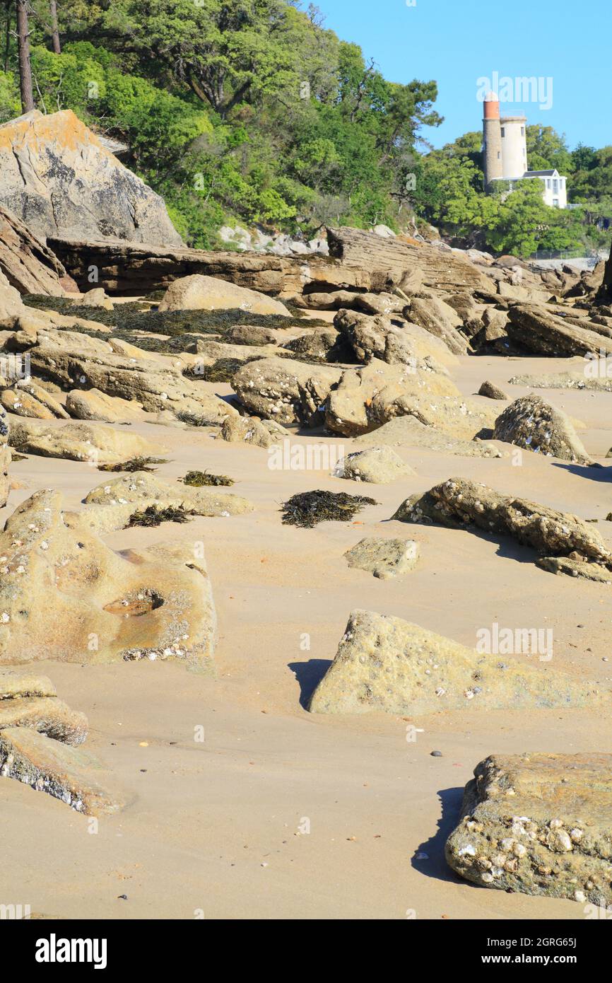 Francia, Vendee, Noirmoutier Island, Noirmoutier en l'ile, Anse Rouge Beach e Plantier Tower Foto Stock