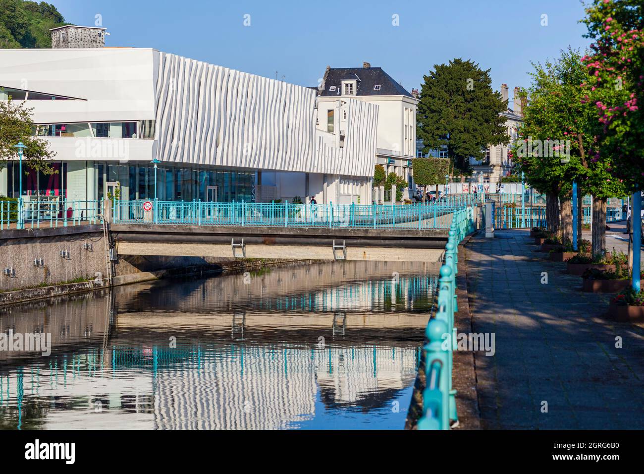 Francia, Eure, Valle del Risle, Pont-Audemer, etichettato il Detours più bello della Francia, soprannominato la piccola Venezia di Normandia, la Page media library, consegnato nel 2015 dagli architetti Catherine Geoffroy & Frank Zonca Foto Stock